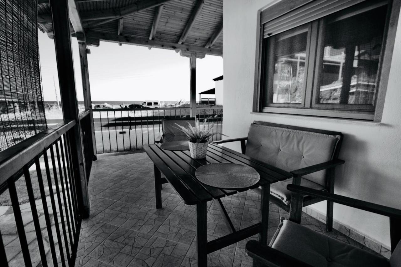 Enalio Beach House Nea Kallikrateia Bagian luar foto